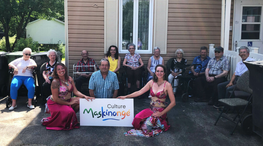 Danse Sadaaqa en tournée devant les résidences pour aînés