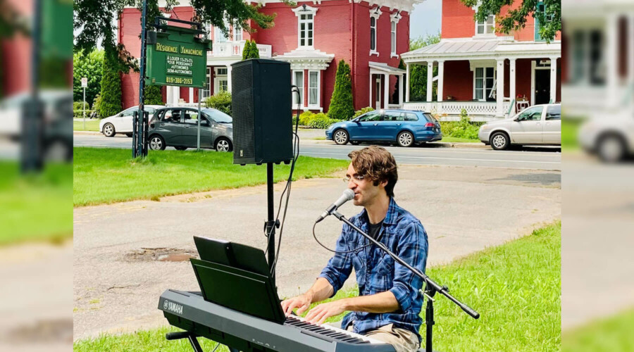 Gabriel Lépine en tournée devant les résidences pour aînés